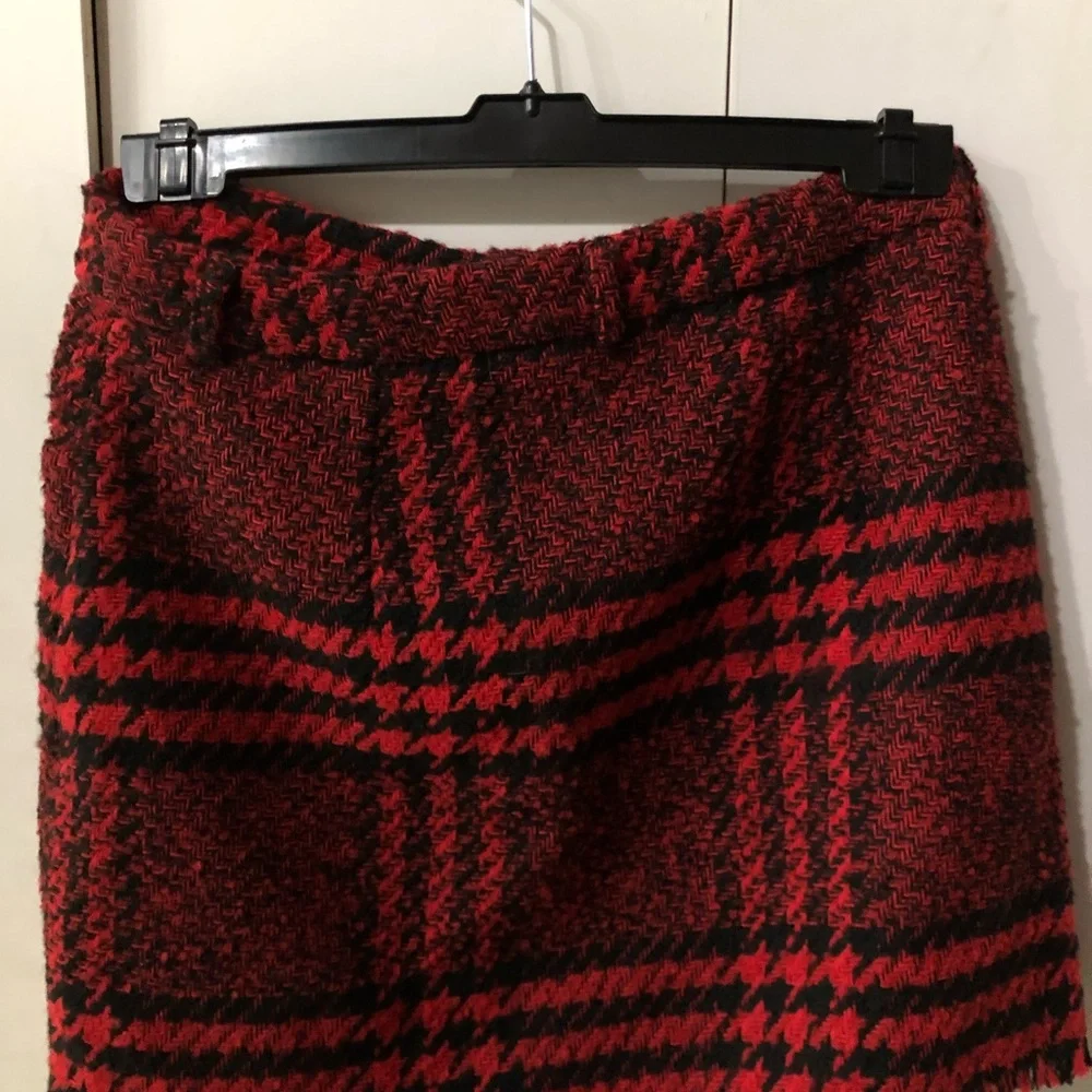 Gorgeous red & black winter houndstooth  mini skirt by Mango! - Picture 4 of 4